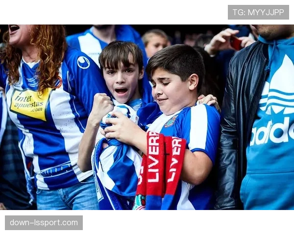 场边花絮：看台上小球迷因球队丢球哭泣，对方球迷递上糖果安慰