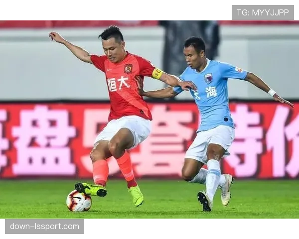 特写：时隔五年再度在中超赛场相遇，张琳芃与郜林的赛后拥抱